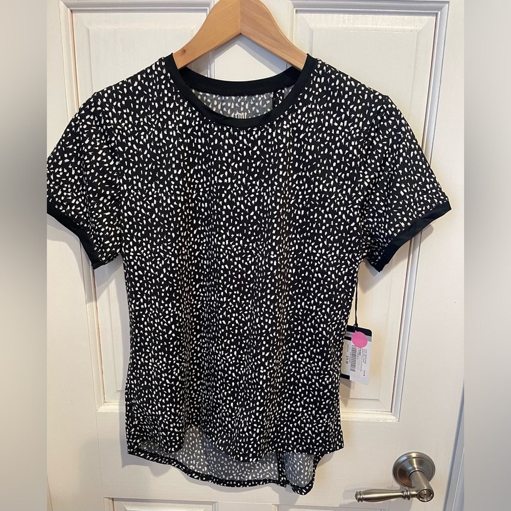 Tail Black and White Dotted Short Sleeve Active Top With SPF 50 Women’s M
